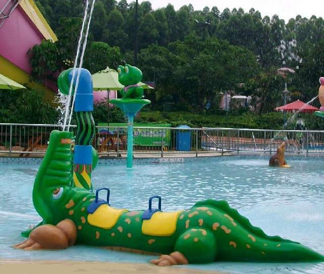 Exciting Fiberglass Crocodile Spray Water Equipment For Children Play In Splash Park